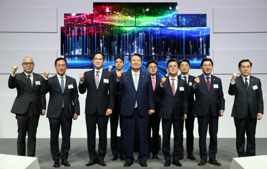 윤석열 대통령이 4일 충남 아산 삼성디스플레이에서 열린 디스플레이 신규투자 협약식에서 이재용(왼쪽 세번째) 삼성전자 회장 등 참석자들과 기념촬영을 하고 있다. 연합뉴스